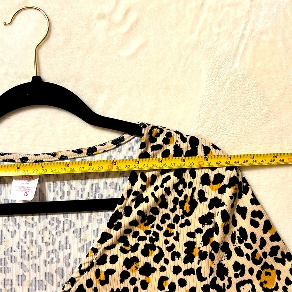 Leopard Print V Neck Wrap Top. Size XL, runs S to M. Spandex. NWOT.